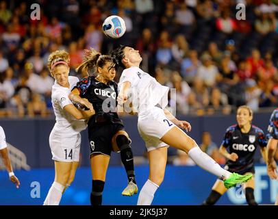 Chicago, USA, 30. Juli 2022. Die National Women's Soccer League (NWSL) von Chicago Red Star Ella Stevens (8) und Kristen McNabb (14) von San Diego Wave und Taylor Kornieck (22) kämpfen auf dem Soldier Field in Chicago, IL, USA, um einen Ball. Kredit: Tony Gadomski / All Sport Imaging / Alamy Live Nachrichten Stockfoto