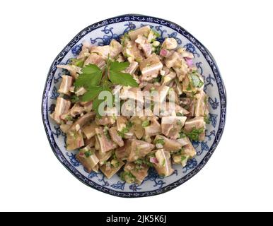 Koriander Schweinehren Salat ist ein traditionelles portugiesisches Gericht (orelhas de porco de coentrada), das aus Schweinehren und Koriander besteht. Andere Zutaten gehackt Stockfoto