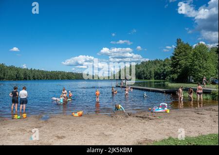 See Sörsjön in der Landschaft außerhalb Norrköping an einem sonnigen Sommertag. Das Baden in Seen ist im Sommer in Schweden eine beliebte Freizeitbeschäftigung. Stockfoto