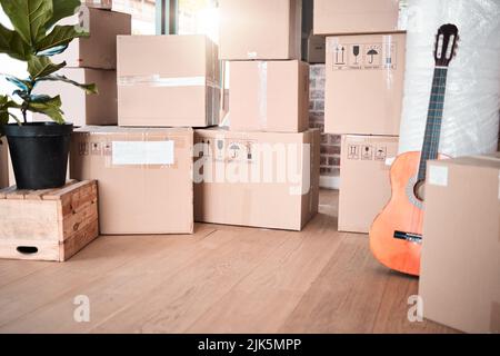 Lassen Sie die Transformation beginnen. Pappkartons in einem Raum gestapelt. Stockfoto