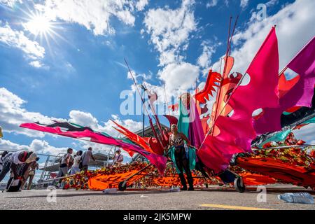 Toronto, Kanada. 30.. Juli 2022. Eine in farbenfrohe Kleidung gekleidete Paradeteilnehmerin zieht während des Festivals in Exhibitin Place einen großen Wagen hinter sich. Nach zwei Jahren Lockdown nach der Covid-19-Pandemie kehrt der Toronto Caribbean Carnival mit der Grand Parade zurück. Kredit: SOPA Images Limited/Alamy Live Nachrichten Stockfoto