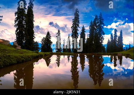 Sonnenuntergang über dem See. Sonnenaufgang in den Bergen. Himalaya-Gipfel aus Rakcham, Sangla-Tal, Himachal Pradesh, Indien. Stockfoto