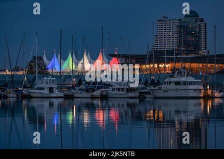 Ein Kreuzfahrtterminal am Canada Place und die Skyline der Stadt werden nachts in Vancouver, British Columbia, Kanada, beleuchtet. Stockfoto