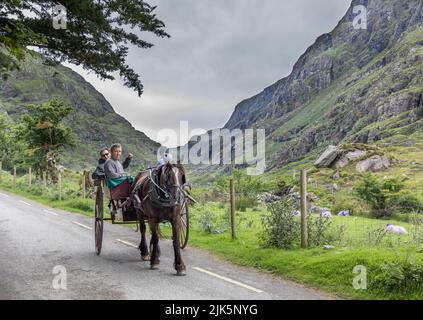 GAP of Dunloe, Killarney, Irland. 30.. Juli 2022. Touristen, die die Erfahrung der Sehenswürdigkeiten auf einem Pony und Falle in der Nähe der Gap of Dunloe, Killarney, Co. Kerry, Irland. - Credit; David Creedon / Alamy Live News Stockfoto