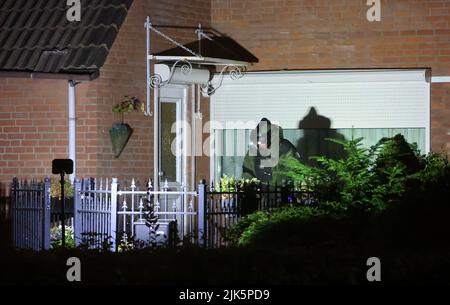 2022-07-31 03:59:32 DEN Bosch - Ein Polizist in einem Bombenanzug untersucht ein Haus, in dem eine Explosion stattgefunden hat. Es wäre das Haus der Freundin von No Surrender-Anführer Klaas Otto. Die Polizeisprecherin konnte dies nicht bestätigen. ANP MEISTERT MULTIMEDIA niederlande Out - belgien Out Stockfoto