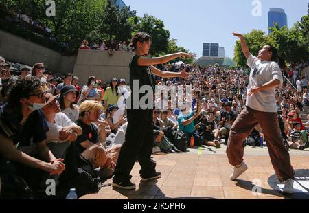 Vancouver, Kanada. 30.. Juli 2022. Straßentänzer treten am 30. Juli 2022 beim Vancouver Street Dance Festival 10. auf dem Robson Square in Vancouver, British Columbia, Kanada, gegeneinander an. Quelle: Liang Sen/Xinhua/Alamy Live News Stockfoto