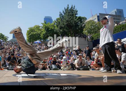 Vancouver, Kanada. 30.. Juli 2022. Straßentänzer treten am 30. Juli 2022 beim Vancouver Street Dance Festival 10. auf dem Robson Square in Vancouver, British Columbia, Kanada, gegeneinander an. Quelle: Liang Sen/Xinhua/Alamy Live News Stockfoto