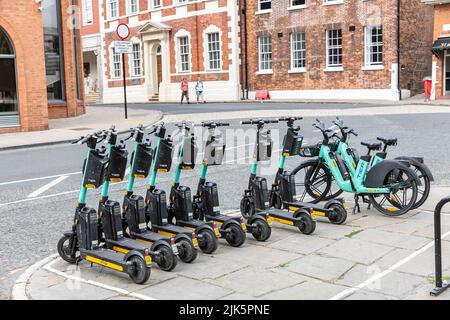 Tier E-Bikes und Elektrofahrräder und Roller zu mieten in City of York, Yorkshire, England, Sommer 2022 Stockfoto