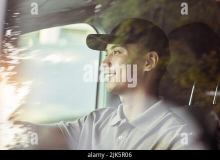 Auf meinem Weg, Lächeln durch Lieferung zu verbreiten. Ein Lieferer, der Bestellungen abgibt. Stockfoto