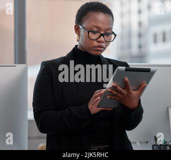 Machen Sie das Beste aus sich selbst. eine junge Frau, die im Büro ein Tablet benutzt. Stockfoto