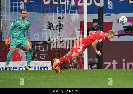 Omar RICHARDS (FC Bayern München), Header, Aktion, Einzelaktion, Einzelbild, Ausschnitt, Ganzkörperaufnahme, ganze Figur. Li: Manuel NEUER (Torwart FC Bayern München). Fußball DFL Supercup 2022, RB Leipzig - FC Bayern München 3-5 am 30.. Juli 2022 Red Bull Arena Leipzig. ? Stockfoto