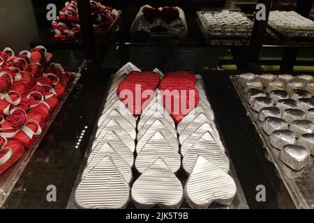 Verschiedene Schokoladen-Bonbons in roten und silbernen Papieren Stockfoto