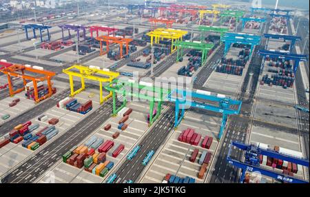 Tianjin. 9. April 2022. Luftaufnahme vom 9. April 2022 zeigt eine Ansicht des Beijiang Port Areals des Tianjin Port im nordchinesischen Tianjin. Kredit: Zhao Zishuo/Xinhua/Alamy Live Nachrichten Stockfoto