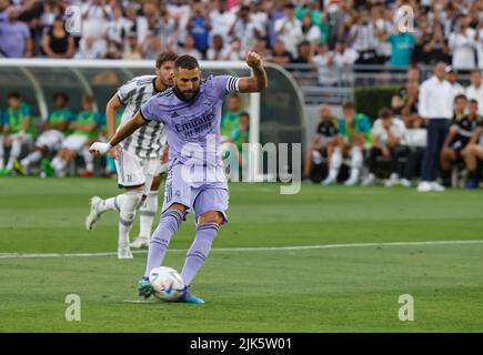 Pasadena, Calfornia, USA. 30. Juli 2022 Karim Benzema #9 von Real Madrid punktet während der Vorsaison beim Rose Bowl in Pasadena, CA, mit einem Elfmeterstoß zwischen Real Madrid und Juventus. Obligatorischer Bildnachweis: Charles Baus/CSM. Quelle: Cal Sport Media/Alamy Live News Stockfoto