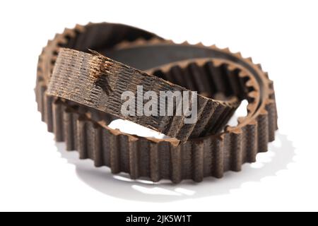 Alter, zerrissener Zahnriemen auf weißem Hintergrund isoliert Stockfoto