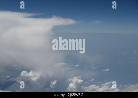 Erleben Sie die majestätischen Wolken und den endlosen Himmel Stockfoto