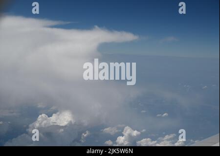 Erleben Sie die majestätischen Wolken und den endlosen Himmel Stockfoto