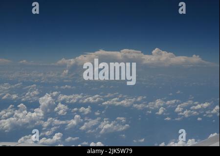 Erleben Sie die majestätischen Wolken und den endlosen Himmel Stockfoto