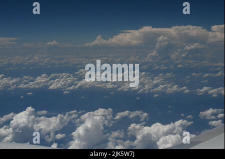 Erleben Sie die majestätischen Wolken und den endlosen Himmel Stockfoto