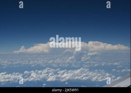 Erleben Sie die majestätischen Wolken und den endlosen Himmel Stockfoto