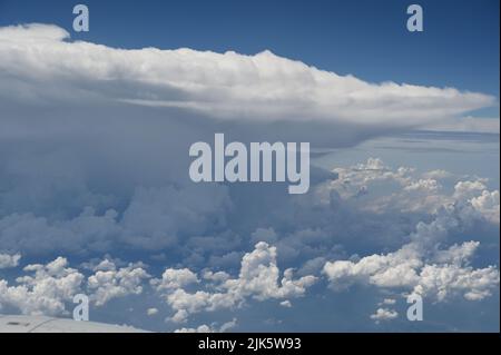 Erleben Sie die majestätischen Wolken und den endlosen Himmel Stockfoto