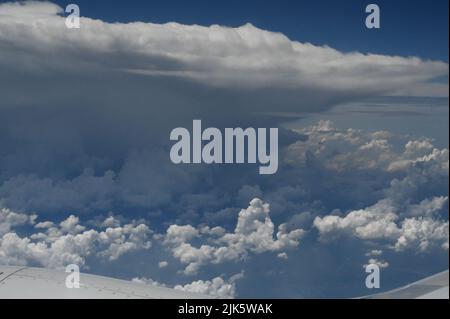 Erleben Sie die majestätischen Wolken und den endlosen Himmel Stockfoto