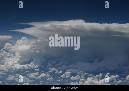 Erleben Sie die majestätischen Wolken und den endlosen Himmel Stockfoto