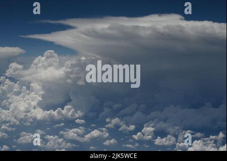 Erleben Sie die majestätischen Wolken und den endlosen Himmel Stockfoto