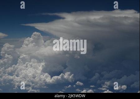 Erleben Sie die majestätischen Wolken und den endlosen Himmel Stockfoto