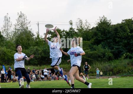 HEFEI, CHINA - 30. JULI 2022 - auf dem Campingplatz in Hefei, Anhui Provinc, treten Frisbee-Enthusiasten beim ultimativen Frisbee-Hybrid-Wettbewerb für 5 Personen an Stockfoto