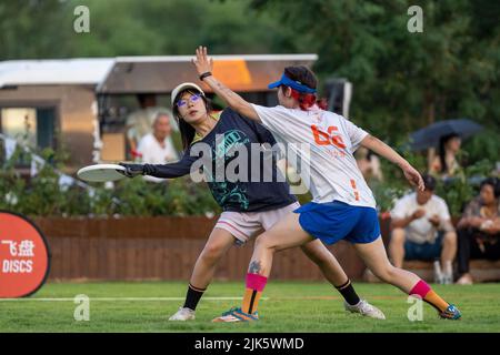 HEFEI, CHINA - 30. JULI 2022 - auf dem Campingplatz in Hefei, Anhui Provinc, treten Frisbee-Enthusiasten beim ultimativen Frisbee-Hybrid-Wettbewerb für 5 Personen an Stockfoto