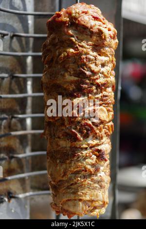 Döner Fleisch schneidenden vor ein Sandwich Stockfoto