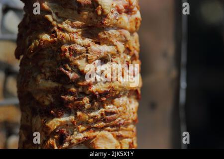 Döner Fleisch schneidenden vor ein Sandwich Stockfoto