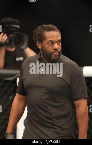 Dallas, Texas, Dallas, TX, USA. 30.. Juli 2022. DALLAS, TX - 30. JULI: Refferee Herb Dean während der UFC 277 Veranstaltung im American Airlines Center am 30. Juli 2022 in Dallas, Texas, USA. (Bild: © Alejandro Salazar/PX Imagens via ZUMA Press Wire) Stockfoto