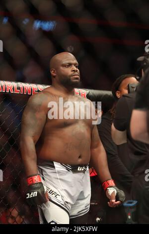 Dallas, Texas, Dallas, TX, USA. 30.. Juli 2022. DALLAS, TX - 30. JULI: Derrick Lewis bereitet sich auf den Kampf gegen Sergei Pavlovich in ihrem Schwergewicht-Kampf während des UFC 277-Events im American Airlines Center am 30. Juli 2022 in Dallas, Texas, USA, vor. (Bild: © Alejandro Salazar/PX Imagens via ZUMA Press Wire) Stockfoto