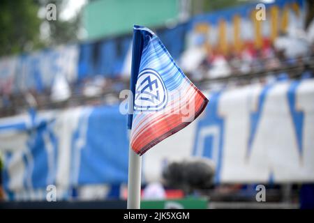 30. Juli 2022, Schleswig-Holstein, Lübeck: Fußball: DFB-Pokal, VfB Lübeck - Hansa Rostock 1. Runde im Stadion an der Lohmühle: Eckflagge mit DFB-Logo. Foto: Michael Schwartz/dpa - WICHTIGER HINWEIS: Gemäß den Anforderungen der DFL Deutsche Fußball Liga und des DFB Deutscher Fußball-Bund ist es untersagt, im Stadion und/oder des Spiels aufgenommene Fotos in Form von Sequenzbildern und/oder videoähnlichen Fotoserien zu verwenden oder zu verwenden. Stockfoto