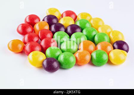 Bunte Schokoladen-Knöpfe, auf weißem Hintergrund. Schokoladenbeschichtete Erdnüsse. Stockfoto