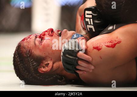 DALLAS, TX - 30. JULI: Julianna Peña kämpft gegen Amanda Nunes in ihrem Women Bantamweight Kampf während des UFC 277 Events im American Airlines Center am 30. Juli 2022 in Dallas, Texas, USA. (Foto von Alejandro Salazar/PxImages) Credit: Px Images/Alamy Live News Stockfoto