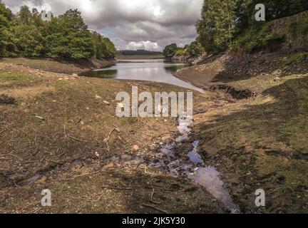 File photo daed 26/7/2022 of low water Levels at Holme Styes Reservoir in Holmfirth West Yorkshire. Infrastrukturberater fordern ein nationales Rohrleitungsverbot und eine obligatorische Wassermessung, da sich das Land auf Dürre besinnung. Der National Infrastructure Committee (NIC) hat gesagt, dass das Wasser im gesamten Vereinigten Königreich besser verwaltet werden muss, da das Land sonst eine Zukunft haben könnte, in der es Schlange stehen könnte, um Notflaschen „von der Rückseite von Lastkraftwagen“ zu liefern. Ausgabedatum: Sonntag, 31. Juli 2022. Stockfoto