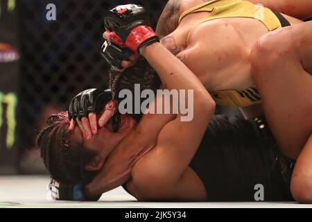 DALLAS, TX - 30. JULI: Amanda Nunes (TOP) kämpft gegen Julianna Peña in ihrem Women Bantamweight Kampf während des UFC 277 Events im American Airlines Center am 30. Juli 2022 in Dallas, Texas, USA. (Foto von Alejandro Salazar/PxImages) Credit: Px Images/Alamy Live News Stockfoto