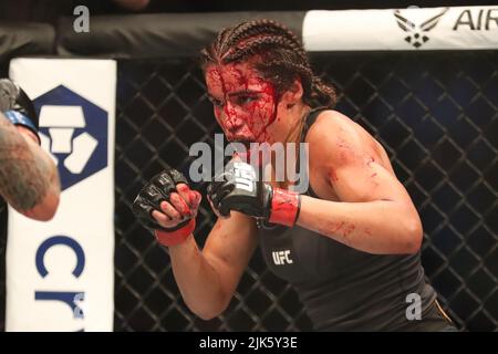 DALLAS, TX - 30. JULI: Julianna Peña kämpft gegen Amanda Nunes in ihrem Women Bantamweight Kampf während des UFC 277 Events im American Airlines Center am 30. Juli 2022 in Dallas, Texas, USA. (Foto von Alejandro Salazar/PxImages) Credit: Px Images/Alamy Live News Stockfoto