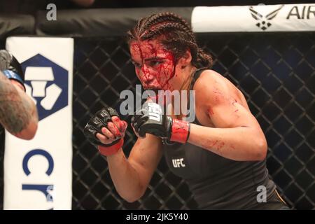 Dallas, Texas, Dallas, TX, USA. 30.. Juli 2022. DALLAS, TX - JULI 30: Julianna PeÃ±A kämpft gegen Amanda Nunes in ihrem Women Bantamweight Kampf während des UFC 277 Events im American Airlines Center am 30. Juli 2022 in Dallas, Texas, USA. (Bild: © Alejandro Salazar/PX Imagens via ZUMA Press Wire) Stockfoto