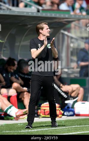 30. Juli 2022, Schleswig-Holstein, Lübeck: Fußball: DFB-Pokal, VfB Lübeck - Hansa Rostock 1. Runde im Stadion an der Lohmühle: Lübecks Trainer Lukas Pfeffer. Foto: Michael Schwartz/dpa - WICHTIGER HINWEIS: Gemäß den Anforderungen der DFL Deutsche Fußball Liga und des DFB Deutscher Fußball-Bund ist es untersagt, im Stadion und/oder des Spiels aufgenommene Fotos in Form von Sequenzbildern und/oder videoähnlichen Fotoserien zu verwenden oder zu verwenden. Stockfoto