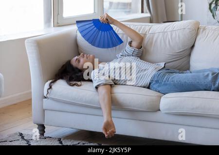 Erschöpfte junge Frau, die unter heißem Wetter, Überhitzung leidet Stockfoto