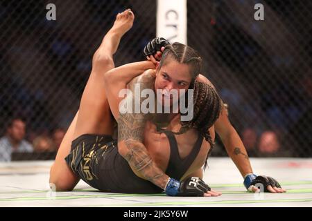 DALLAS, TX - 30. JULI: Amanda Nunes (oben) kontrolliert den Körper von Julianna Peña bei ihrem Women Bantamweight Kampf während der UFC 277 Veranstaltung im American Airlines Center am 30. Juli 2022 in Dallas, Texas, USA. (Foto von Alejandro Salazar/PxImages) Credit: Px Images/Alamy Live News Stockfoto