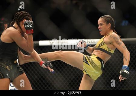 DALLAS, TX - 30. JULI: (R-L) Amanda Nunes tritt Julianna Peña bei ihrem Women Bantamweight Kampf während der UFC 277 Veranstaltung im American Airlines Center am 30. Juli 2022 in Dallas, Texas, USA, an. (Foto von Alejandro Salazar/PxImages) Credit: Px Images/Alamy Live News Stockfoto