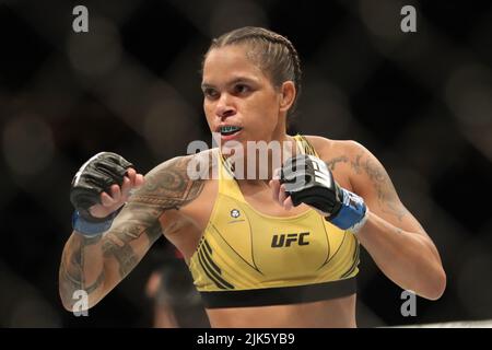 DALLAS, TX - 30. JULI: Amanda Nunes kämpft gegen Julianna Peña in ihrem Women Bantamweight Kampf während des UFC 277 Events im American Airlines Center am 30. Juli 2022 in Dallas, Texas, USA. (Foto von Alejandro Salazar/PxImages) Credit: Px Images/Alamy Live News Stockfoto