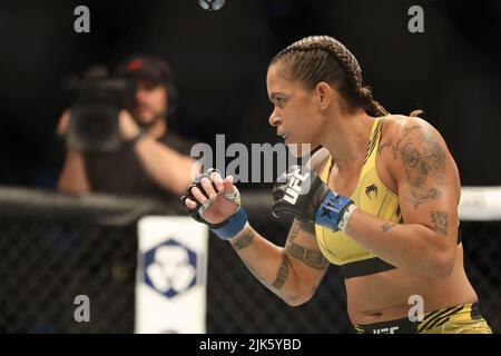DALLAS, TX - 30. JULI: Amanda Nunes kämpft gegen Julianna Peña in ihrem Women Bantamweight Kampf während des UFC 277 Events im American Airlines Center am 30. Juli 2022 in Dallas, Texas, USA. (Foto von Alejandro Salazar/PxImages) Credit: Px Images/Alamy Live News Stockfoto