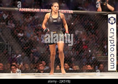 DALLAS, TX - 30. JULI: Julianna Peña bereitet sich auf den Kampf gegen Amanda Nunes in ihrem Women Bantamweight Kampf während des UFC 277 Events im American Airlines Center am 30. Juli 2022 in Dallas, Texas, USA, vor. (Foto von Alejandro Salazar/PxImages) Credit: Px Images/Alamy Live News Stockfoto