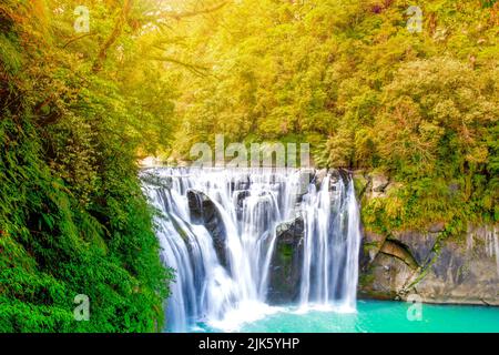 Wunderschöne Landschaft mit dem Shifen Wasserfall im Bezirk Pingxi, Taiwan Stockfoto